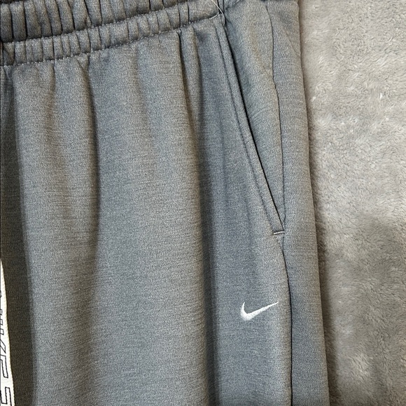 Nike Women’s Heather Gray Sweatshirt and Joggers Set - Picture 12 of 16